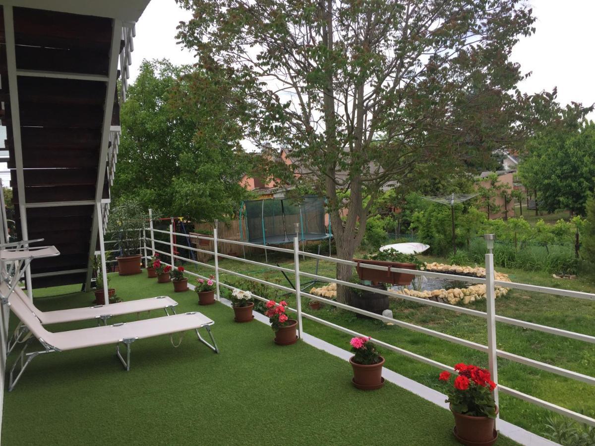 Lelle-kert Apartman 02 Balatonlelle Bagian luar foto