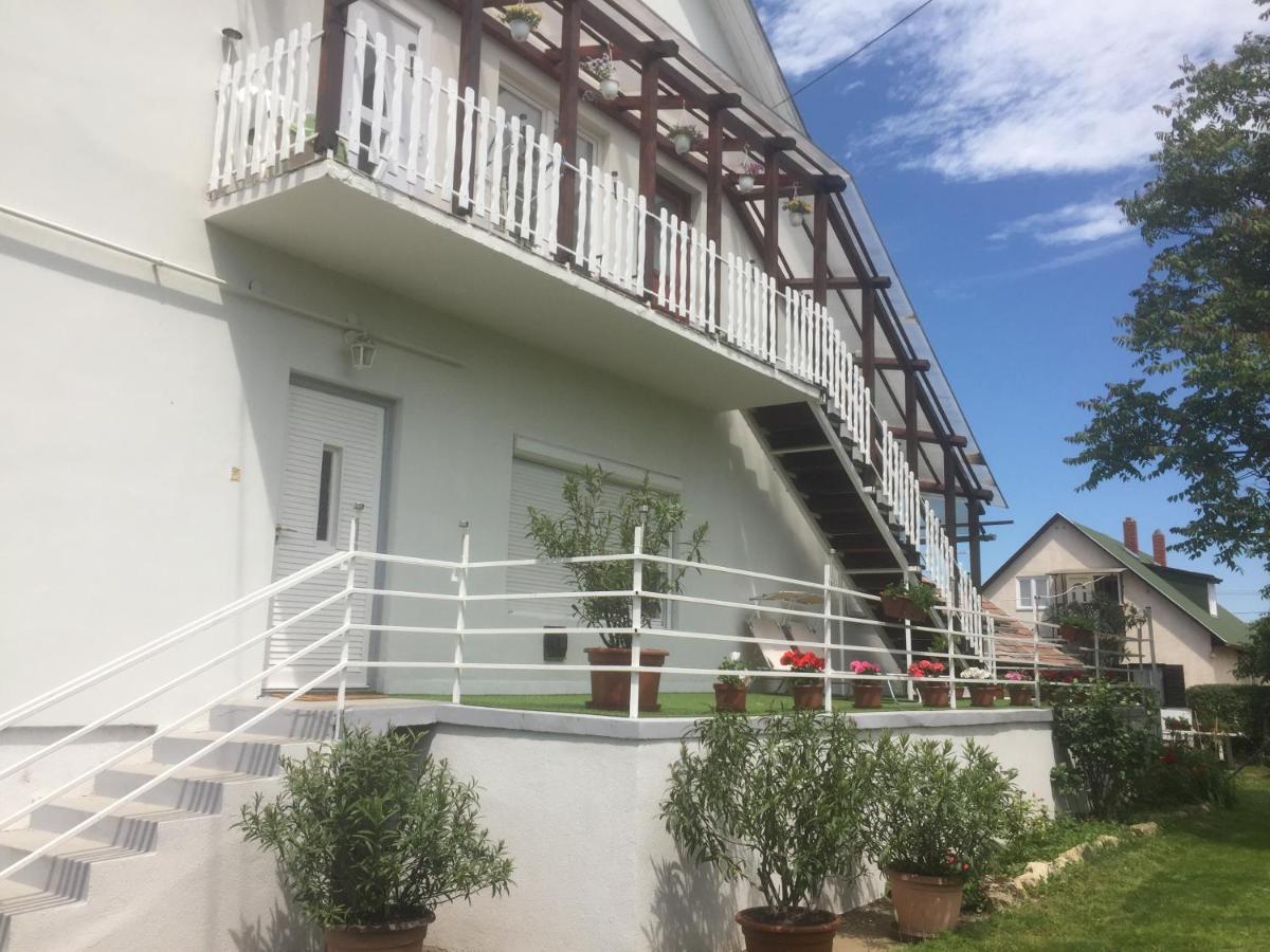 Lelle-kert Apartman 02 Balatonlelle Bagian luar foto