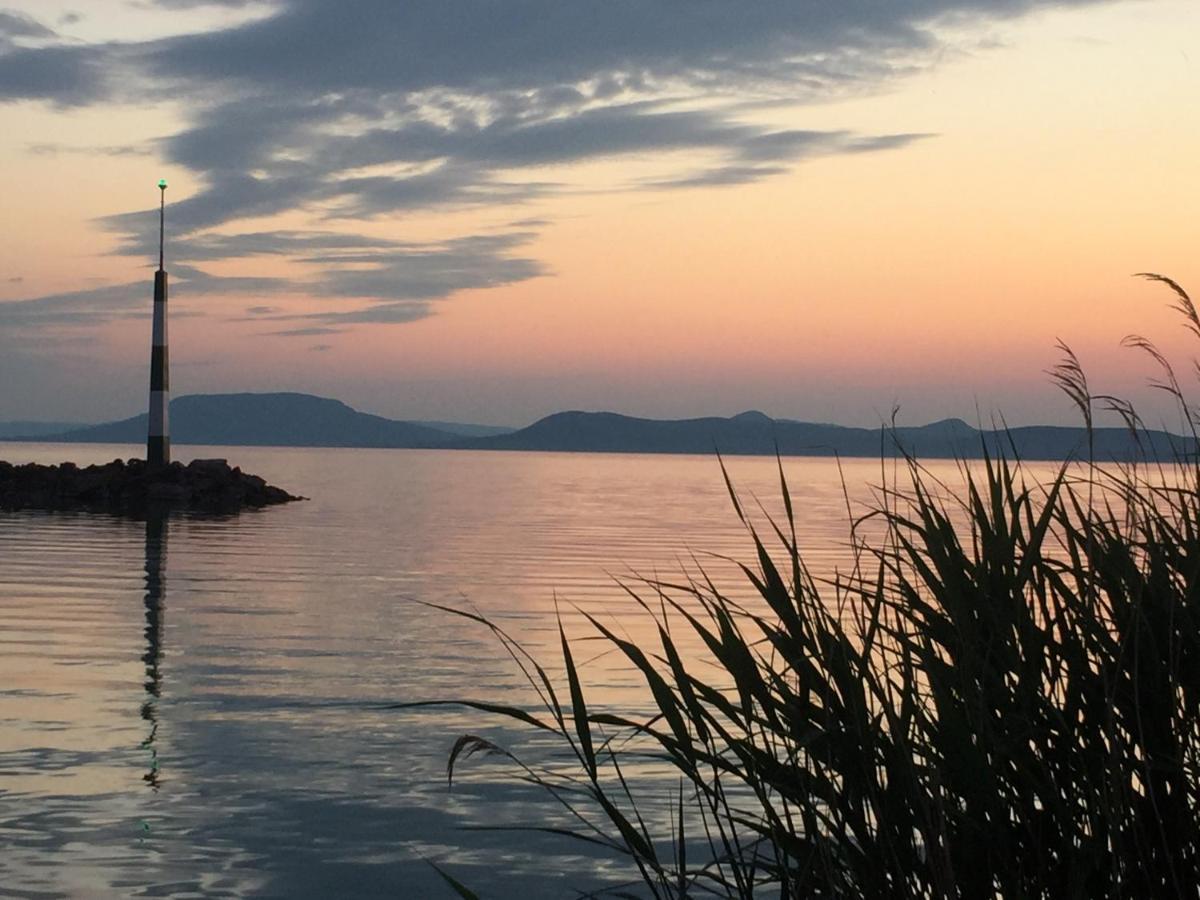 Lelle-kert Apartman 02 Balatonlelle Bagian luar foto