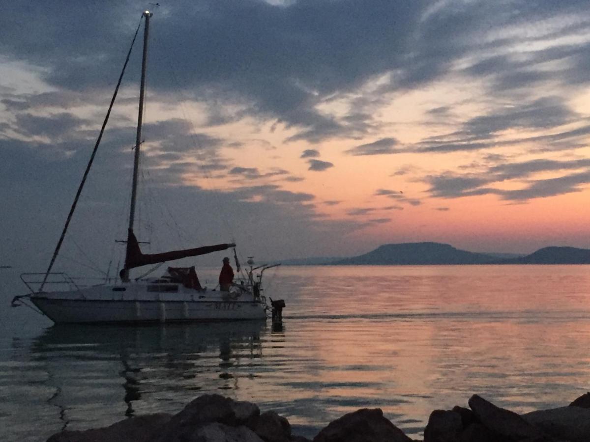 Lelle-kert Apartman 02 Balatonlelle Bagian luar foto