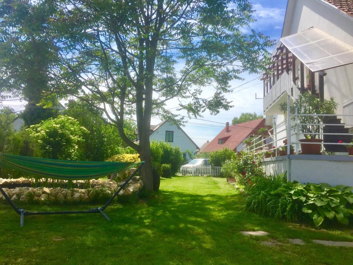 Lelle-kert Apartman 02 Balatonlelle Bagian luar foto