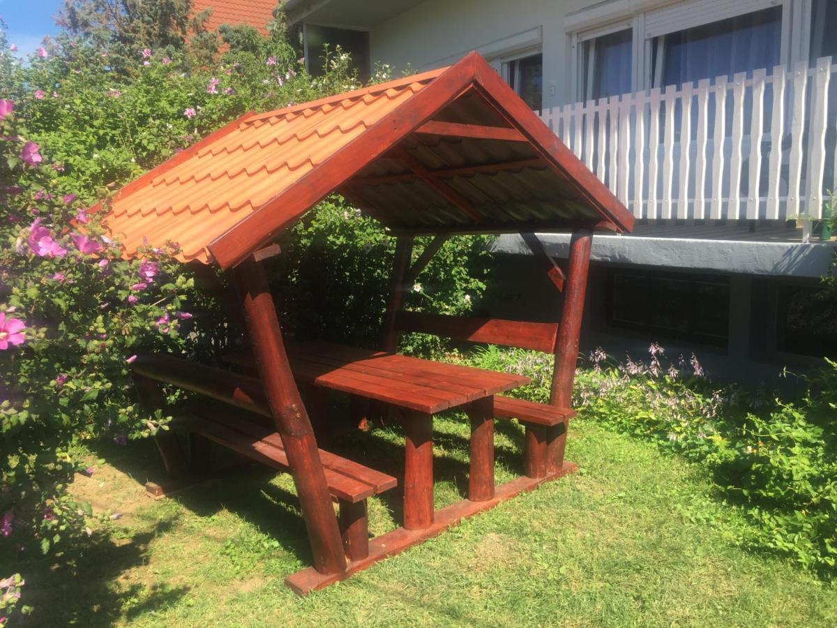 Lelle-kert Apartman 02 Balatonlelle Bagian luar foto